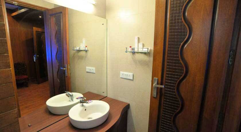فندق إميرالد, New Delhi 4
